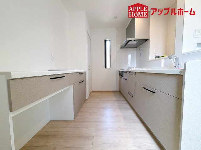 [新築住宅] さいたま市南区根岸三丁目 全4区画のキッチン|見栄えもよくお手入れもスムーズに出来ます。豊富な収納力もございますので、キッチンスペースをスッキリとお使い頂けそうです。