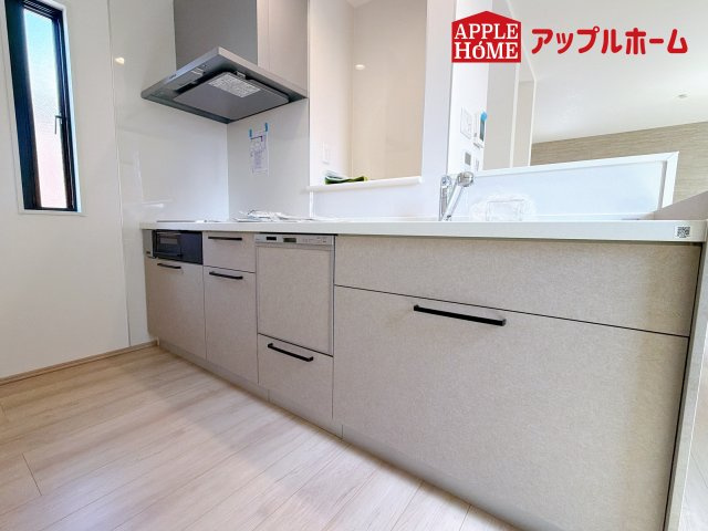 [新築住宅] さいたま市南区根岸三丁目 全4区画のキッチン|見栄えもよくお手入れもスムーズに出来ます。豊富な収納力もございますので、キッチンスペースをスッキリとお使い頂けそうです。