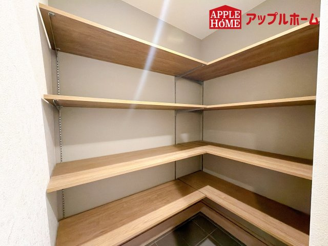 [新築住宅] さいたま市南区根岸三丁目 全4区画の収納|住まう人も来客も入った時にワクワクさせてくれるオシャレな玄関♪収納もたっぷりあるので、靴がたくさんあっても安心！