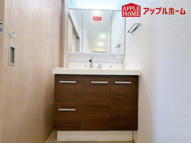 [新築住宅] さいたま市南区根岸三丁目 全4区画の独立洗面台|ゆとりの洗面スペースで朝の身支度も快適スムーズに。３面鏡で髪のセットやお化粧もストレスなくこなせ、朝から気分良く通勤通学に向かえそうですね！鏡の裏にはたっぷりと収納スペースを標準装備