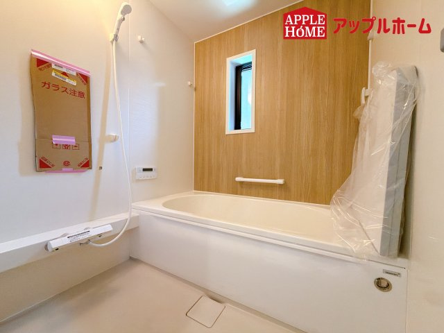 [新築住宅] さいたま市南区根岸三丁目 全4区画の浴室|窓付きのバスルームは、採光もあり明るく気持ちの良い空間です。窓があることで、換気環境も良好。掃除もスムーズに出来ます