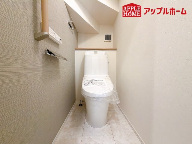 [新築住宅] さいたま市南区根岸三丁目 全4区画のトイレ|白を基調とした清潔感のある明るい空間。温水洗浄便座付きで、毎日快適・清潔に使用できます。操作しやすい壁面リモコンを採用しています。