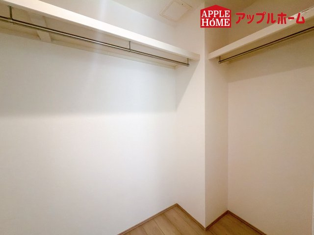 [新築住宅] さいたま市南区根岸三丁目 全4区画の収納|お洋服を大切にされる方に大変喜ばれる、ウォークインクローゼット。お洋服以外にも掃除機やスーツケースなどを一箇所に集約できるのは魅力ですね！扉が一箇所ですので、お部屋の見た目にもスッキリ！