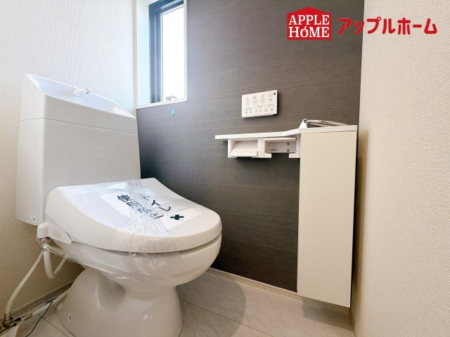 [新築住宅] さいたま市浦和区領家5丁目 全3棟のトイレ|白を基調とした清潔感のある明るい空間。温水洗浄便座付きで、毎日快適・清潔に使用できます。操作しやすい壁面リモコンを採用しています。