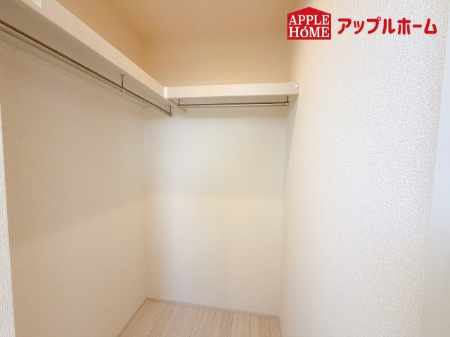 [新築住宅] さいたま市浦和区領家5丁目 全3棟の収納|お洋服を大切にされる方に大変喜ばれる、ウォークインクローゼット。お洋服以外にも掃除機やスーツケースなどを一箇所に集約できるのは魅力ですね！扉が一箇所ですので、お部屋の見た目にもスッキリ！