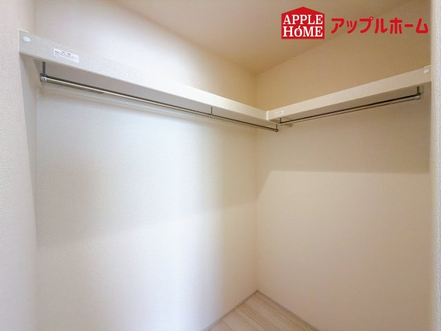 [新築住宅] さいたま市浦和区領家5丁目 全3棟の収納|お洋服を大切にされる方に大変喜ばれる、ウォークインクローゼット。お洋服以外にも掃除機やスーツケースなどを一箇所に集約できるのは魅力ですね！扉が一箇所ですので、お部屋の見た目にもスッキリ！