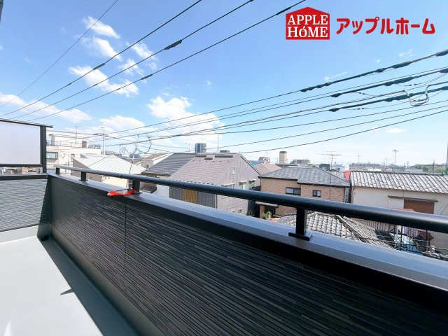[新築住宅] さいたま市浦和区領家5丁目 全3棟のバルコニー|家族分の洗濯物もしっかり干せます。日当たりも良く、毎日のお洗濯が楽しくなりそう♪お布団は手軽に干せていつもポカポカに☆