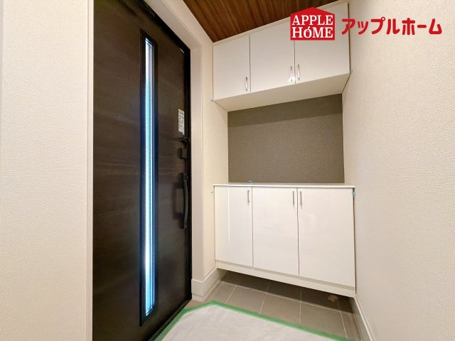 [新築住宅] さいたま市浦和区領家5丁目 全3棟の玄関|住まう人も来客も入った時にワクワクさせてくれるオシャレな玄関♪収納もたっぷりあるので、靴がたくさんあっても安心！