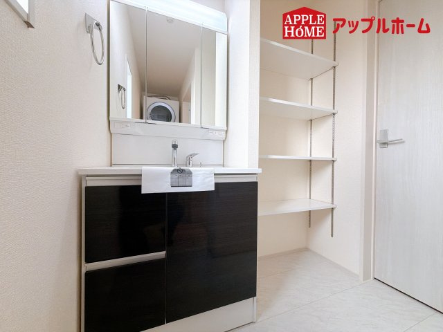 [新築住宅] さいたま市浦和区領家5丁目 全3棟の独立洗面台|ゆとりの洗面スペースで朝の身支度も快適スムーズに。３面鏡で髪のセットやお化粧もストレスなくこなせ、朝から気分良く通勤通学に向かえそうですね！鏡の裏にはたっぷりと収納スペースを標準装備