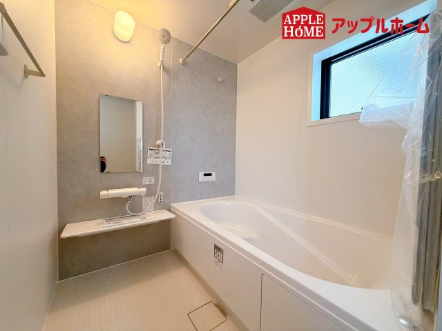 [新築住宅] さいたま市浦和区領家5丁目 全3棟の浴室|窓付きのバスルームは、採光もあり明るく気持ちの良い空間です。窓があることで、換気環境も良好。掃除もスムーズに出来ます