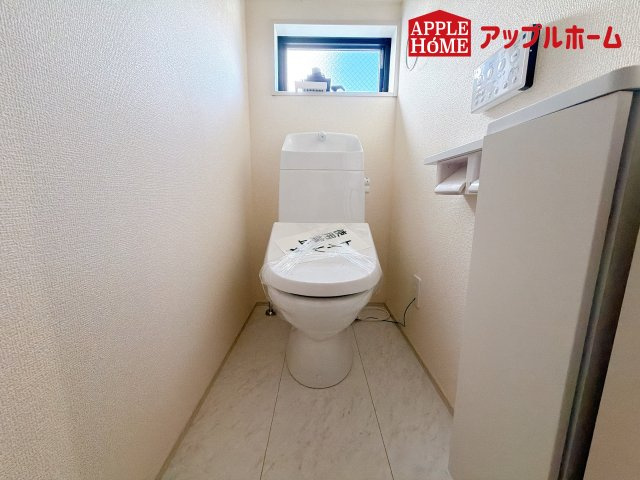[新築住宅] さいたま市浦和区領家5丁目 全3棟のトイレ|白を基調とした清潔感のある明るい空間。温水洗浄便座付きで、毎日快適・清潔に使用できます。操作しやすい壁面リモコンを採用しています。