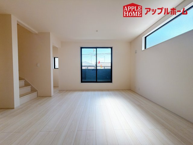 [新築住宅] さいたま市浦和区領家5丁目 全3棟の居間・リビング|窓から差し込む光で家族を温かく包み込みます。明るいリビングで子育てする喜びを☆いつでも見学可能です！