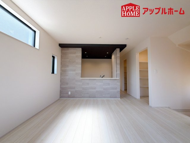 [新築住宅] さいたま市浦和区領家5丁目 全3棟の居間・リビング|広々リビング×対面キッチンで家族の会話も弾みます♪家族団らんの秘訣は間取りにあり☆夢のマイホームを一緒に叶えましょう！