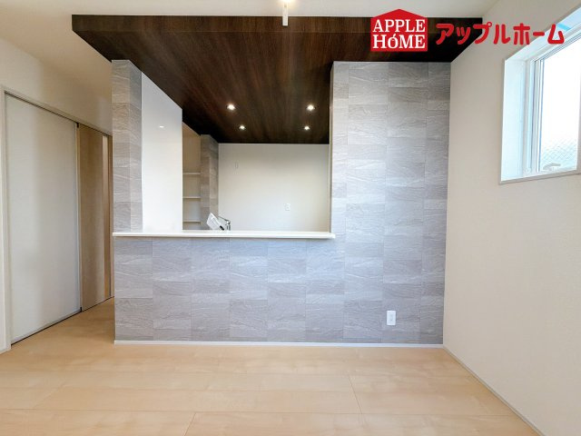 [新築住宅] さいたま市浦和区領家5丁目 全3棟の居間・リビング|広々リビング×対面キッチンで家族の会話も弾みます♪家族団らんの秘訣は間取りにあり☆夢のマイホームを一緒に叶えましょう！