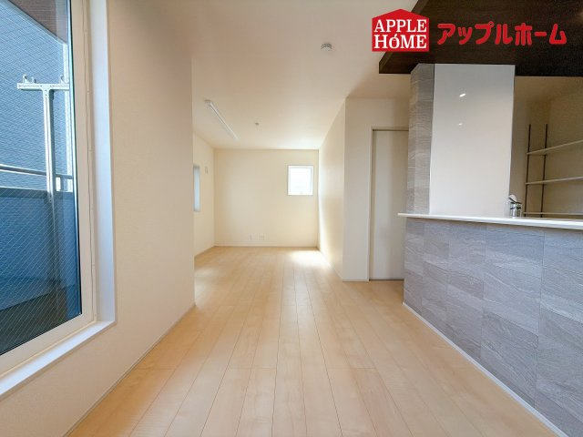 [新築住宅] さいたま市浦和区領家5丁目 全3棟の居間・リビング|窓から差し込む光で家族を温かく包み込みます。明るいリビングで子育てする喜びを☆いつでも見学可能です！