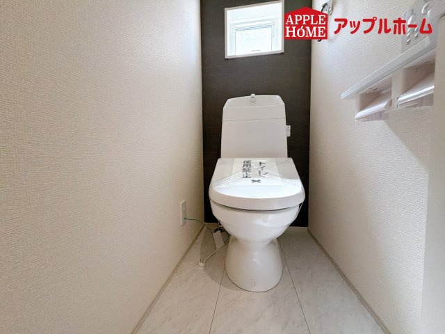 [新築住宅] さいたま市浦和区領家5丁目 全3棟のトイレ|白を基調とした清潔感のある明るい空間。温水洗浄便座付きで、毎日快適・清潔に使用できます。操作しやすい壁面リモコンを採用しています。