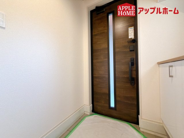 [新築住宅] さいたま市浦和区領家5丁目 全3棟の玄関|住まう人も来客も入った時にワクワクさせてくれるオシャレな玄関♪収納もたっぷりあるので、靴がたくさんあっても安心！