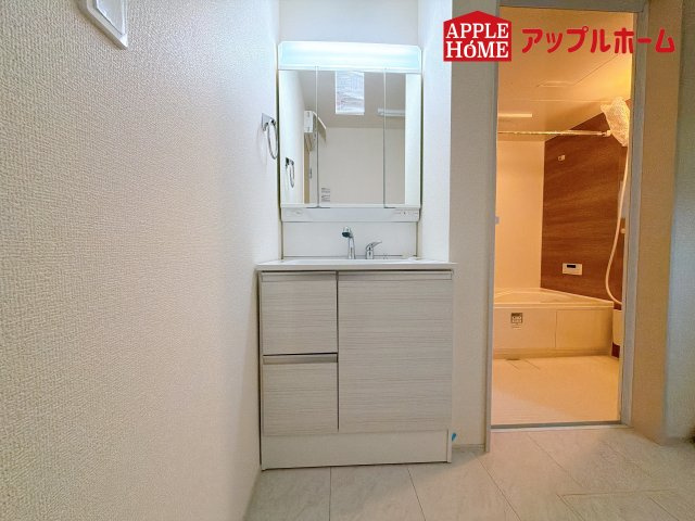 [新築住宅] さいたま市浦和区領家5丁目 全3棟の独立洗面台|ゆとりの洗面スペースで朝の身支度も快適スムーズに。３面鏡で髪のセットやお化粧もストレスなくこなせ、朝から気分良く通勤通学に向かえそうですね！鏡の裏にはたっぷりと収納スペースを標準装備