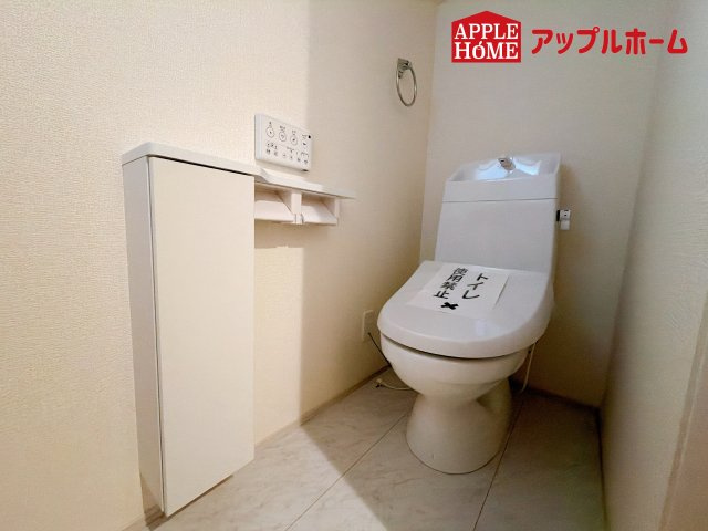 [新築住宅] さいたま市浦和区領家5丁目 全3棟のトイレ|白を基調とした清潔感のある明るい空間。温水洗浄便座付きで、毎日快適・清潔に使用できます。操作しやすい壁面リモコンを採用しています。