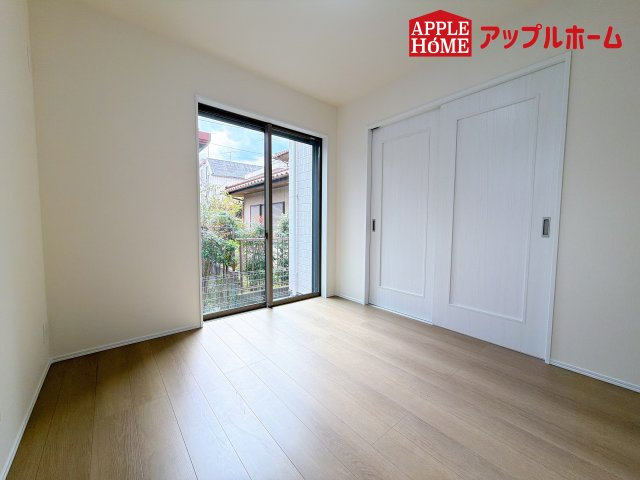 [新築住宅] さいたま市見沼区東大宮 全3棟の洋室|広々とした居住空間は日々の暮らしを彩り、心のやすらぎと満足感を与えてくれます。通風と採光を考慮した設計は子供たちはのびのび育ち、家族でくつろぎと団らんを生み出します。