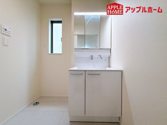 [新築住宅] さいたま市見沼区東大宮 全3棟の独立洗面台|ゆとりの洗面スペースで朝の身支度も快適スムーズに。３面鏡で髪のセットやお化粧もストレスなくこなせ、朝から気分良く通勤通学に向かえそうですね！鏡の裏にはたっぷりと収納スペースを標準装備