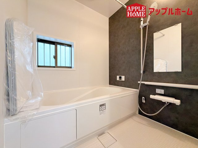 [新築住宅] さいたま市見沼区東大宮 全3棟の浴室|窓付きのバスルームは、採光もあり明るく気持ちの良い空間です。窓があることで、換気環境も良好。掃除もスムーズに出来ます