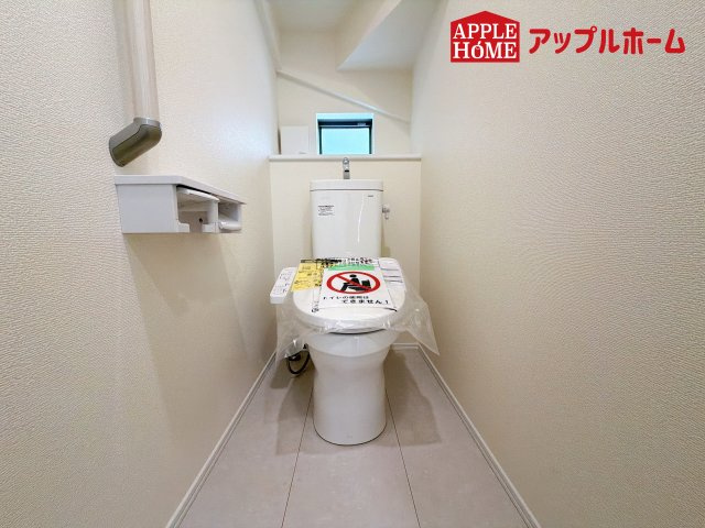 [新築住宅] さいたま市見沼区東大宮 全3棟のトイレ|白を基調とした清潔感のある明るい空間。温水洗浄便座付きで、毎日快適・清潔に使用できます。操作しやすい壁面リモコンを採用しています。