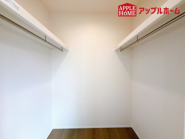 [新築住宅] さいたま市見沼区東大宮 全3棟の収納|お洋服を大切にされる方に大変喜ばれる、ウォークインクローゼット。お洋服以外にも掃除機やスーツケースなどを一箇所に集約できるのは魅力ですね！扉が一箇所ですので、お部屋の見た目にもスッキリ！