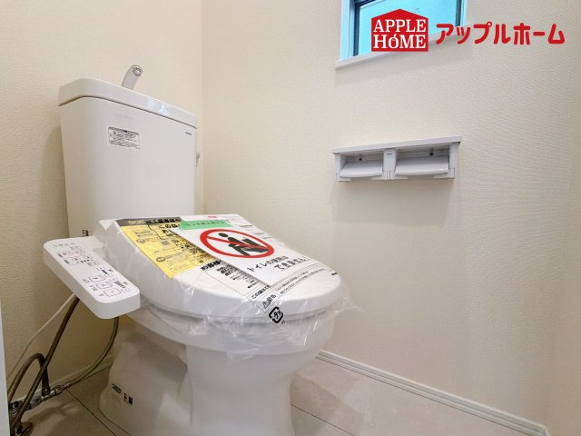 [新築住宅] さいたま市見沼区東大宮 全3棟のトイレ|白を基調とした清潔感のある明るい空間。温水洗浄便座付きで、毎日快適・清潔に使用できます。操作しやすい壁面リモコンを採用しています。