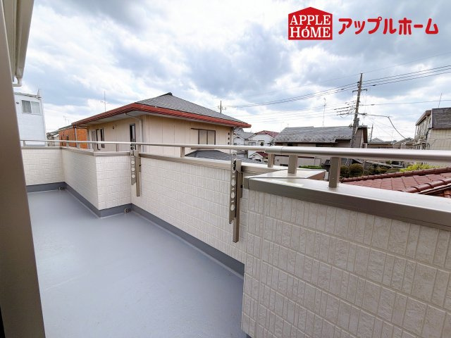 [新築住宅] さいたま市見沼区東大宮 全3棟のバルコニー|家族分の洗濯物もしっかり干せます。日当たりも良く、毎日のお洗濯が楽しくなりそう♪お布団は手軽に干せていつもポカポカに☆
