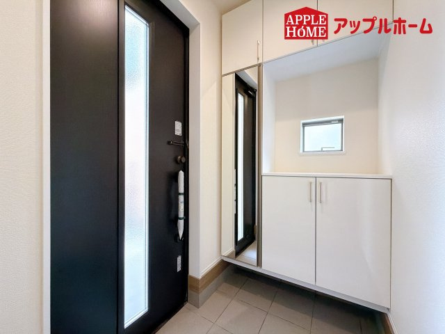 [新築住宅] さいたま市見沼区東大宮 全3棟の玄関|住まう人も来客も入った時にワクワクさせてくれるオシャレな玄関♪収納もたっぷりあるので、靴がたくさんあっても安心！