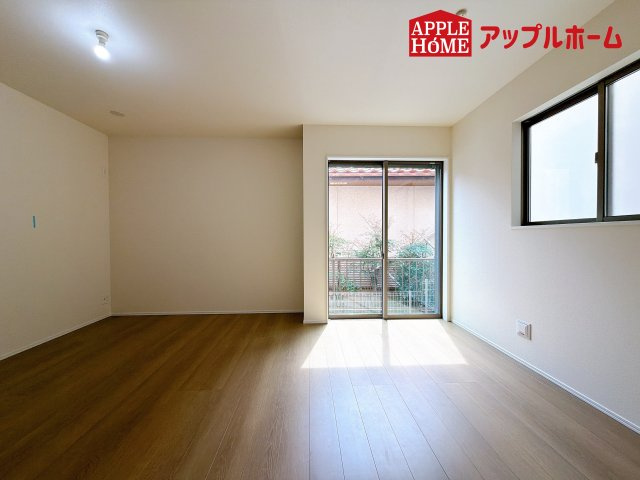 [新築住宅] さいたま市見沼区東大宮 全3棟の居間・リビング|窓から差し込む光で家族を温かく包み込みます。明るいリビングで子育てする喜びを☆いつでも見学可能です！