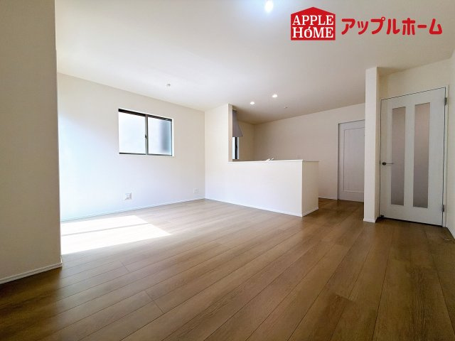 [新築住宅] さいたま市見沼区東大宮 全3棟の居間・リビング|広々リビング×対面キッチンで家族の会話も弾みます♪家族団らんの秘訣は間取りにあり☆夢のマイホームを一緒に叶えましょう！