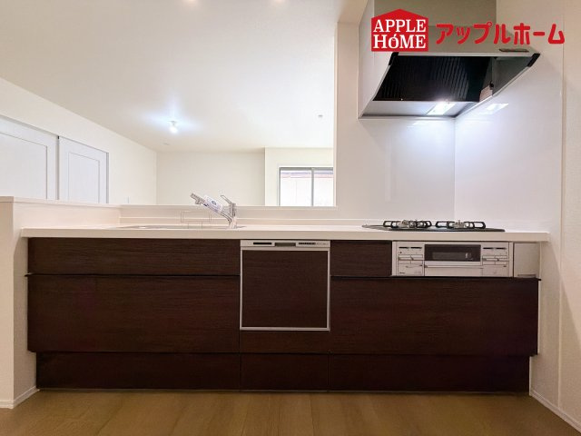 [新築住宅] さいたま市見沼区東大宮 全3棟のキッチン|見栄えもよくお手入れもスムーズに出来ます。豊富な収納力もございますので、キッチンスペースをスッキリとお使い頂けそうです。