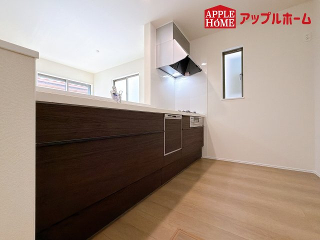 [新築住宅] さいたま市見沼区東大宮 全3棟のキッチン|対面式キッチンは、家族のコミュニケーションを育み、子育て家族にも好適なプラン！リビングで寛ぐご家族をいつも感じられます♪会話を楽しみながら家事ができ、小さいお子様がいても安心です！