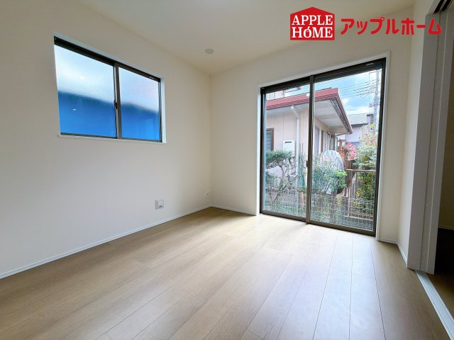 [新築住宅] さいたま市見沼区東大宮 全3棟の洋室|広々とした居住空間は日々の暮らしを彩り、心のやすらぎと満足感を与えてくれます。通風と採光を考慮した設計は子供たちはのびのび育ち、家族でくつろぎと団らんを生み出します。