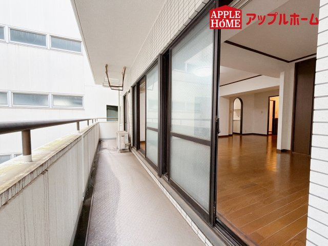 [中古住宅] クリオ上尾壱番館のバルコニー|奥行を広めに取ったバルコニー♪家族分の洗濯物もしっかり干せます。日当たりも良く、毎日のお洗濯が楽しくなりそう♪
