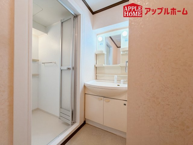 [中古住宅] クリオ上尾壱番館の独立洗面台|収納力と機能性に優れた使いやすい設備で、忙しい朝の身支度もスムーズに♪