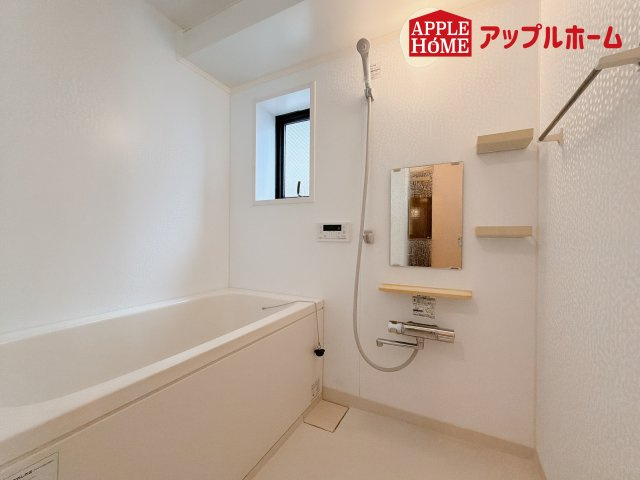 [中古住宅] クリオ上尾壱番館の浴室|窓付きのバスルームは、採光もあり明るく気持ちの良い空間です。窓があることで、換気環境も良好。掃除もスムーズに出来ます