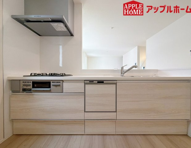 [新築住宅] さいたま市中央区鈴谷7丁目 全6棟のキッチン|リビング・ダイニングで過ごすご家族を見守りながら作業が可能な対面式のキッチン。家事負担を軽減してくれる、食器洗乾燥機付きです。