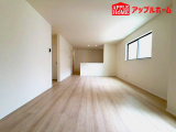 [新築住宅] さいたま市中央区鈴谷7丁目 全6棟の居間・リビング|人気の対面式キッチンで会話も弾みます！お食事の準備をしながらでもご家族とのコミュニケーションを楽しめますね♪友人とのホームパーティーも可能です☆
