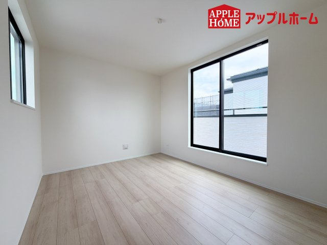 [新築住宅] さいたま市中央区鈴谷7丁目 全6棟の洋室|クローゼット付きの洋室は、収納スペースが豊富で部屋全体がすっきりと片付きやすいのが特徴です。衣類や荷物を整理しやすく、生活感を抑えた洗練された空間を保てます。