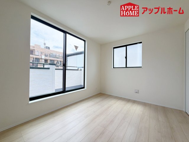[新築住宅] さいたま市中央区鈴谷7丁目 全6棟の洋室|クローゼット付きの洋室は、収納スペースが豊富で部屋全体がすっきりと片付きやすいのが特徴です。衣類や荷物を整理しやすく、生活感を抑えた洗練された空間を保てます。