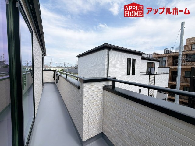 [新築住宅] さいたま市中央区鈴谷7丁目 全6棟のバルコニー|奥行を広めに取ったバルコニー♪家族分の洗濯物もしっかり干せます。日当たりも良く、毎日のお洗濯が楽しくなりそう♪