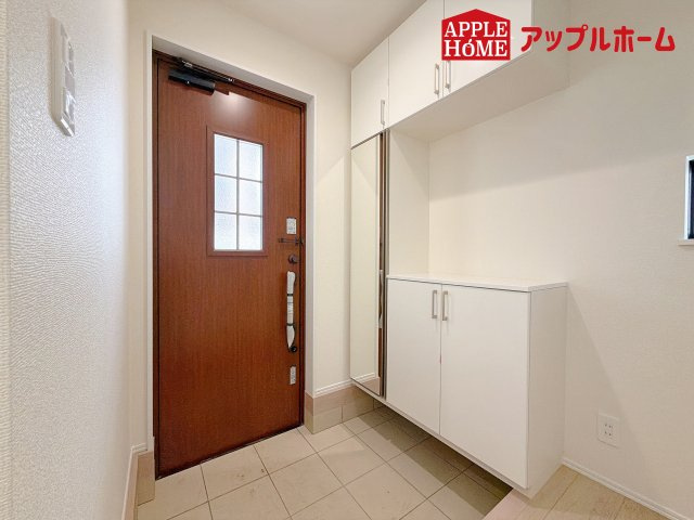 [新築住宅] さいたま市中央区鈴谷7丁目 全6棟の玄関|明るくて清潔感溢れる玄関。便利な姿見鏡＆下駄箱収納付きです♪散らかりがちな玄関もすっきりと片付きます。
