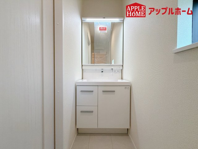 [新築住宅] さいたま市中央区鈴谷7丁目 全6棟の独立洗面台|三面鏡付きの洗面化粧台ですので、たっぷりと収納いただけます。白を基調とした清潔感のある快適空間です。毎日の身支度も気持ち良くお使い頂けます！！