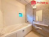 [新築住宅] さいたま市中央区鈴谷7丁目 全6棟の浴室|窓付きのバスルームは、採光もあり明るく気持ちの良い空間です。窓があることで、換気環境も良好。掃除もスムーズに出来ます