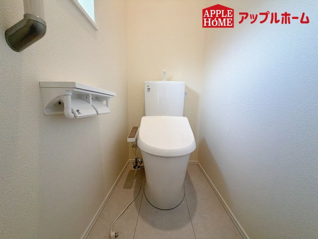 [新築住宅] さいたま市中央区鈴谷7丁目 全6棟のトイレ|温水洗浄器付き便座を標準装備してます♪窓付きで明るく、快適空間となっております。毎日使う場所だからこその配慮です。