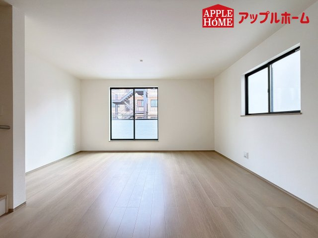 [新築住宅] さいたま市中央区鈴谷7丁目 全6棟の居間・リビング|１日の長い時間を過ごす大切なリビングだから、広さ日当たりとことんこだわりましょう♪ぜひこの空間を実際にご体感ください！