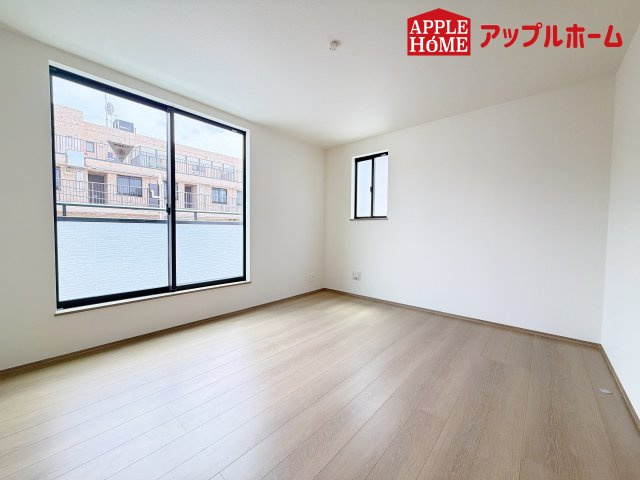 [新築住宅] さいたま市中央区鈴谷7丁目 全6棟の洋室|クローゼット付きの洋室は、収納スペースが豊富で部屋全体がすっきりと片付きやすいのが特徴です。衣類や荷物を整理しやすく、生活感を抑えた洗練された空間を保てます。
